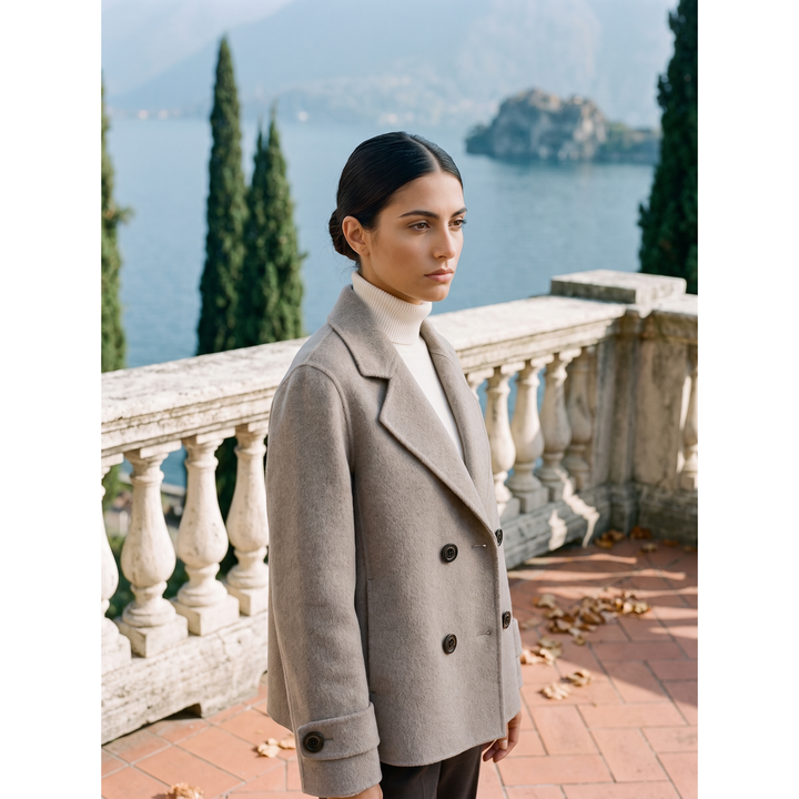 Cappotto corto doppiopetto da donna con revers, un capo di moda versatile per autunno e inverno.