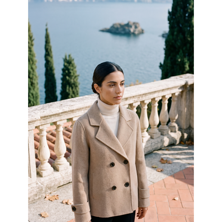Sophisticato cappotto corto doppiopetto donna, elegante e casual con collo a revers, per l'inverno.