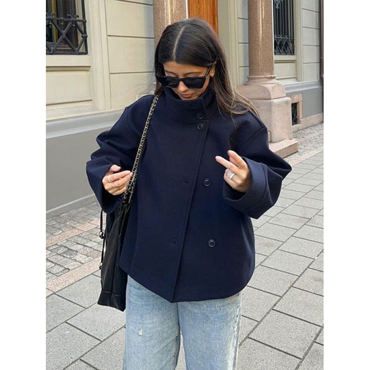 Cappotto donna corto oversize con collo convertibile, un must-have comodo e di tendenza per l'inverno.