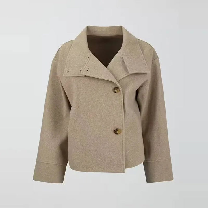 Moda donna: cappotto corto oversize con collo convertibile, ideale per uno stile chic e pratico in inverno.