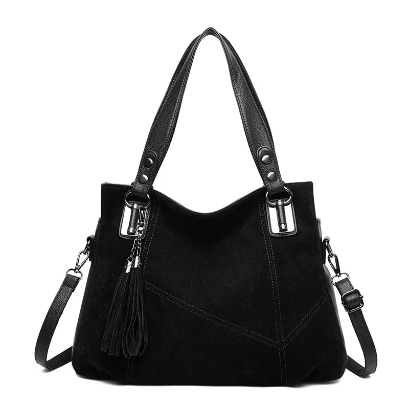 Borsa a spalla da donna vista frontale, design strutturato in pelle martellata e camoscio.