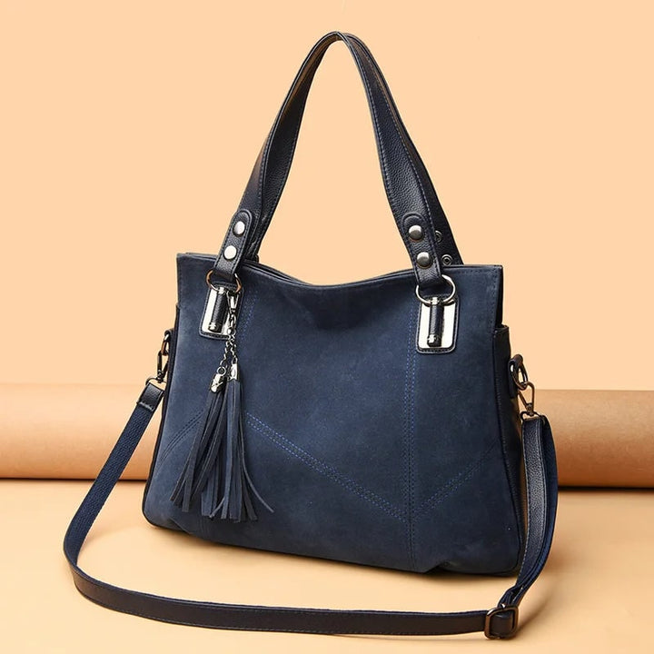 Borsa strutturata da donna, profilo laterale, mix pelle martellata e camoscio. Mostra la forma.