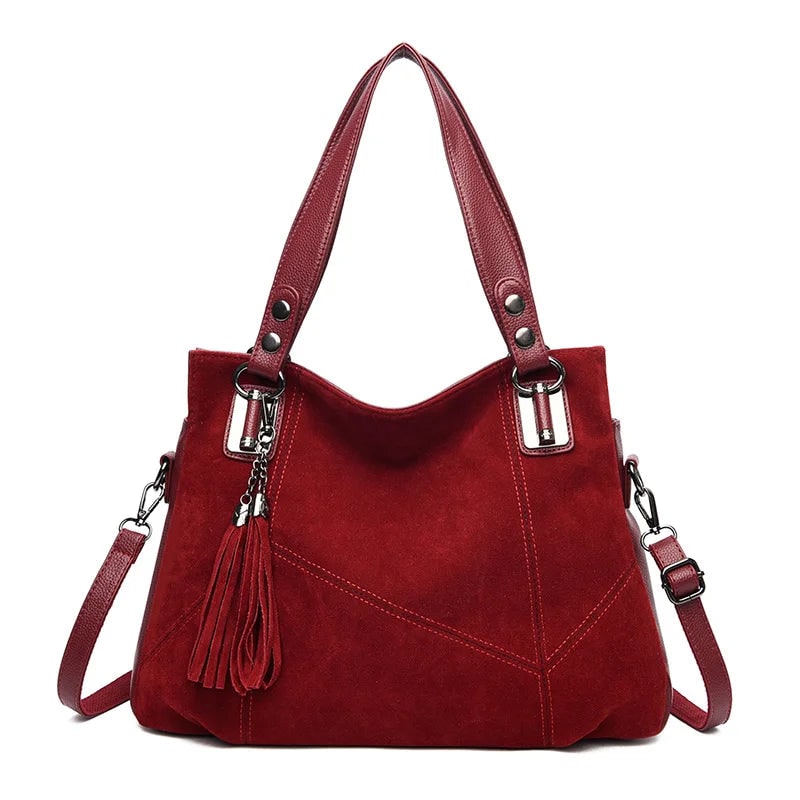 Dettaglio texture borsa strutturata: pelle martellata e camoscio. Finitura premium per la moda donna.