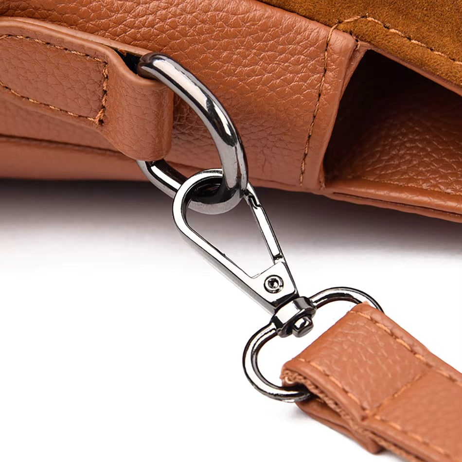 Borsa a spalla marrone, design strutturato in pelle e camoscio. Perfetta per la moda donna.