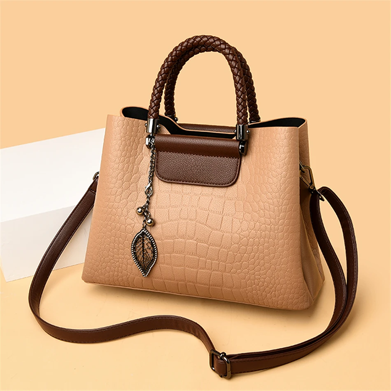Borsa donna in ecopelle effetto coccodrillo, con manici intrecciati. Ideale come accessorio elegante per ogni outfit.