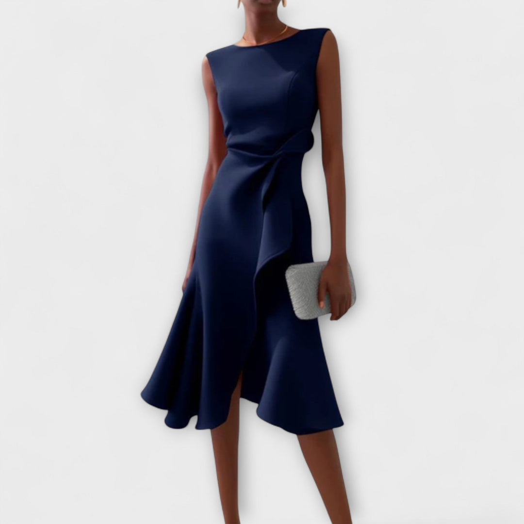 Vestito formale da donna con scollo a barca e balza asimmetrica. Un look elegante e senza tempo per ogni cerimonia.