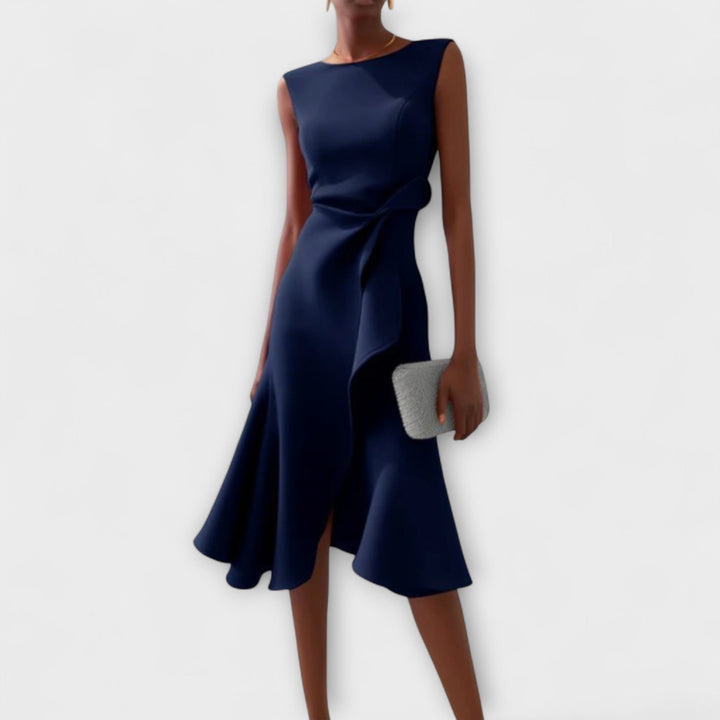 Vestito formale da donna con scollo a barca e balza asimmetrica. Un look elegante e senza tempo per ogni cerimonia.