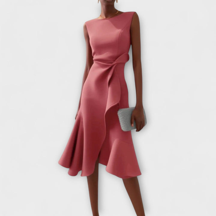 Donna in vestito midi formale per evento speciale. Design sofisticato con balza asimmetrica e scollo a barca elegante.