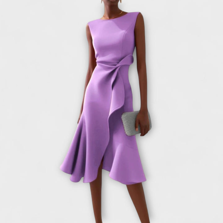 Elegante vestito midi formale donna, senza maniche. Scollo a barca, balza asimmetrica. Perfetto per un look da cerimonia.