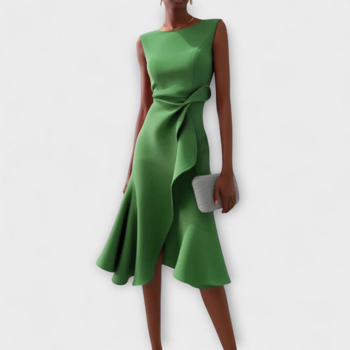 Abito da cerimonia midi donna, scollo a barca e balza asimmetrica. Stile raffinato per matrimoni e occasioni speciali.