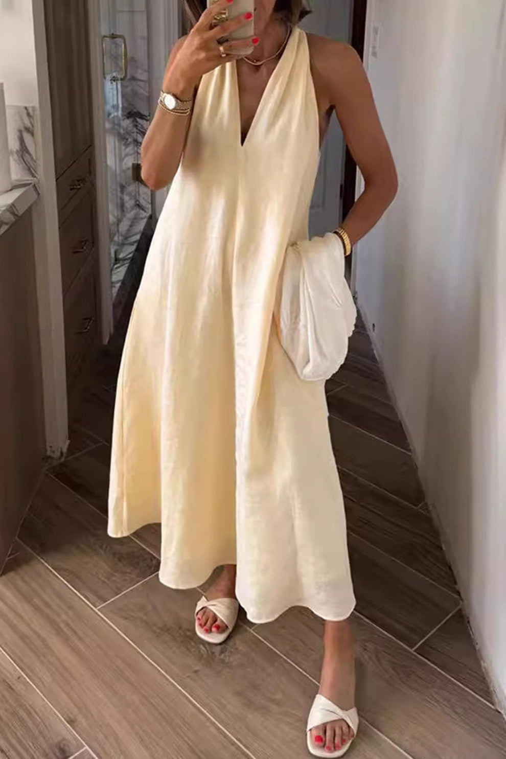 Elegante abito maxi giallo da donna con scollo a V, stile A-line. Ideale per look casual o eventi estivi.