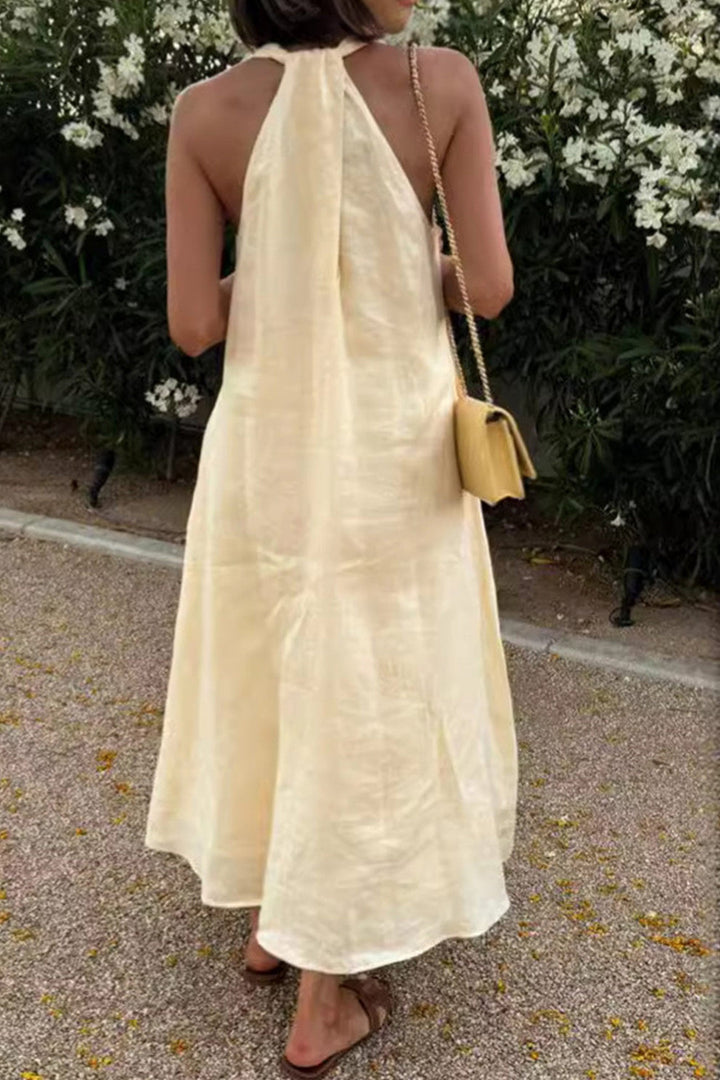 Maxi dress giallo da donna con scollo a V e tasche, senza maniche. Un capo estivo casual e comodo.