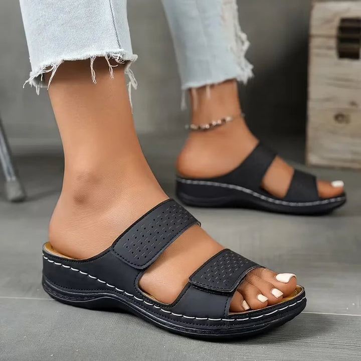 Ciabatte donna estive con suola antiscivolo per sicurezza. Supporto plantare regolabile e comfort ammortizzato.