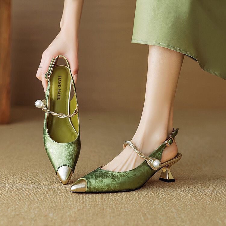 Tacchi a gattino slingback da donna a punta, con perla decorativa e dettagli oro raffinati.