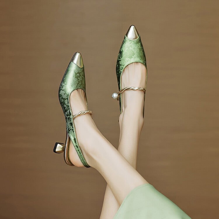 Eleganti tacchi a gattino slingback con perla e dettagli oro, perfetti come scarpe da cerimonia.