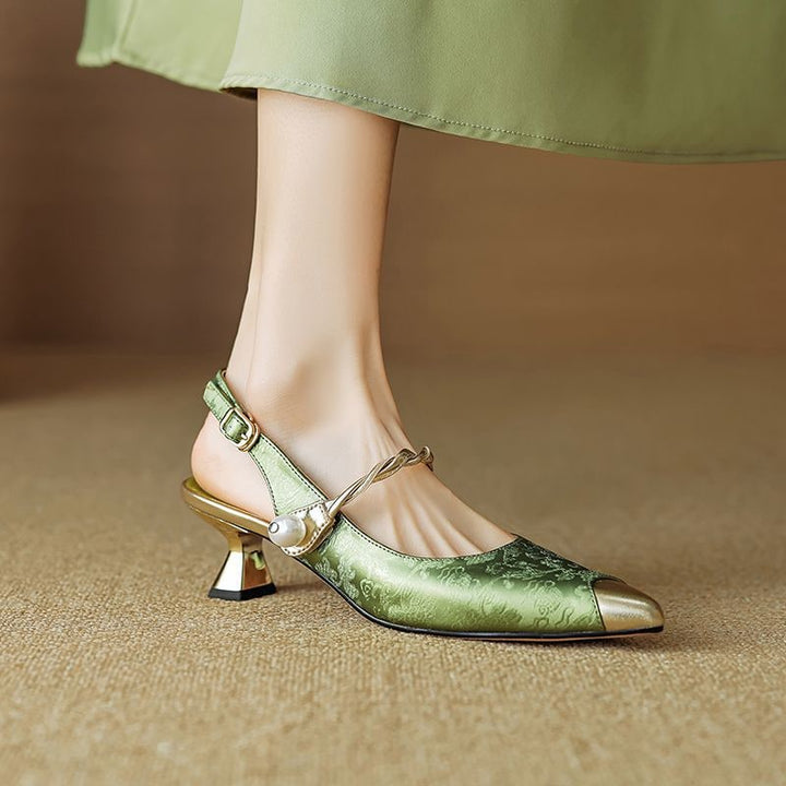Scarpe a punta slingback con tacco gattino, perla lucida e fibbia dorata. Moda donna raffinata.