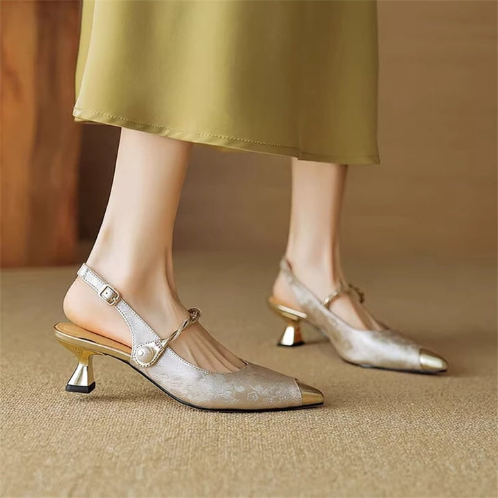 Slingback donna a punta con tacco gattino, perle e dettagli oro. Calzature eleganti e chic.