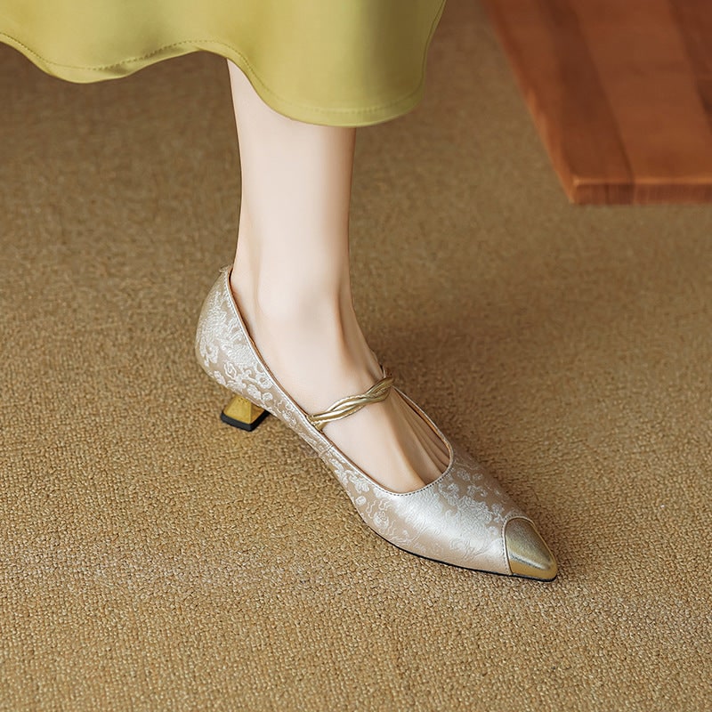 Tacchi da cerimonia slingback a punta, con perla e dettagli oro. Tacco gattino elegante e basso.