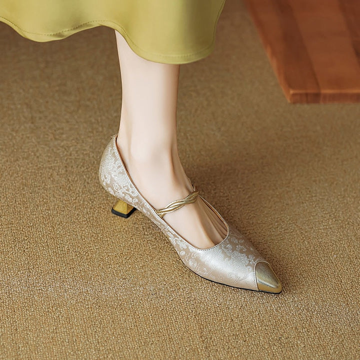 Tacchi da cerimonia slingback a punta, con perla e dettagli oro. Tacco gattino elegante e basso.