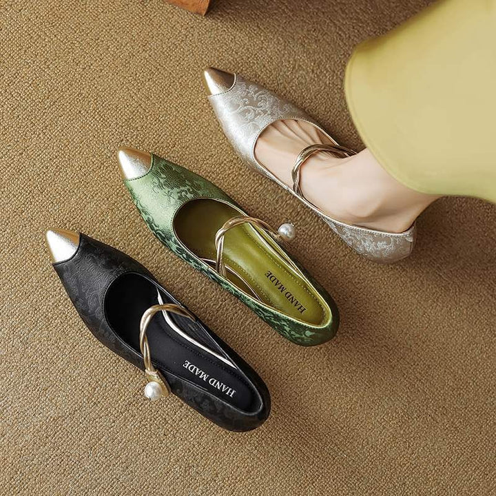 Tacchi a gattino slingback per donna, a punta, con perla, dettagli oro. Comfort e stile raffinato.
