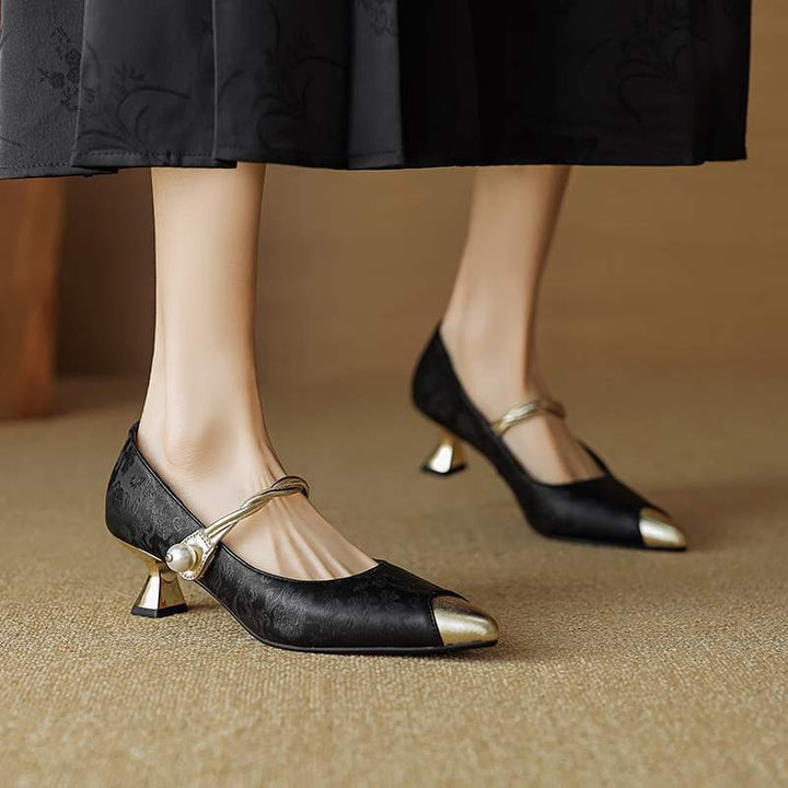 Tacchi donna a gattino slingback a punta, con perla e dettagli oro. Calzature chic ed eleganti.