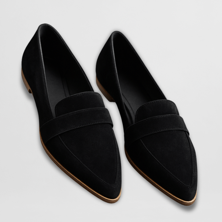 Mocassini donna slip-on indossati, ideali per un look casual elegante o da ufficio. Comfort e stile quotidiano.