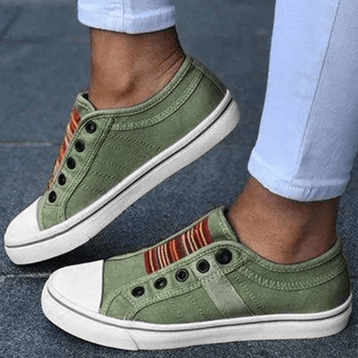 Moda donna: scarpe slip-on comode senza lacci per il quotidiano. Sneakers versatili e facili da indossare.