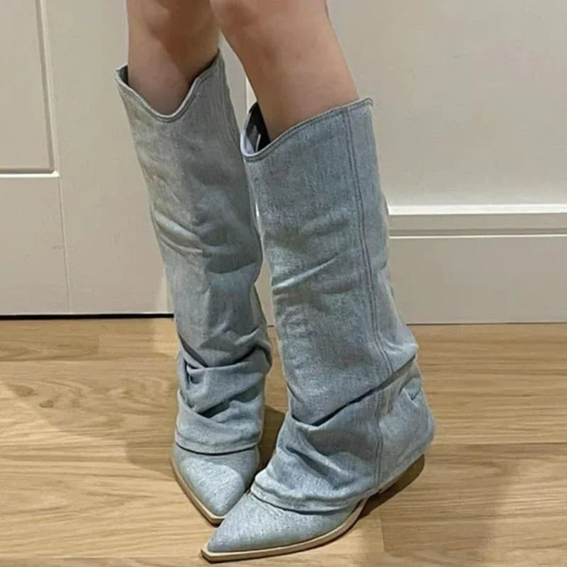 Stivali slouchy da donna al ginocchio neri con punta affusolata e tacco basso. Calzature moda eleganti.