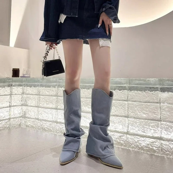 Stivali alti da donna marroni effetto slouchy, con punta affusolata e tacco basso. Ideali per look casual-chic.