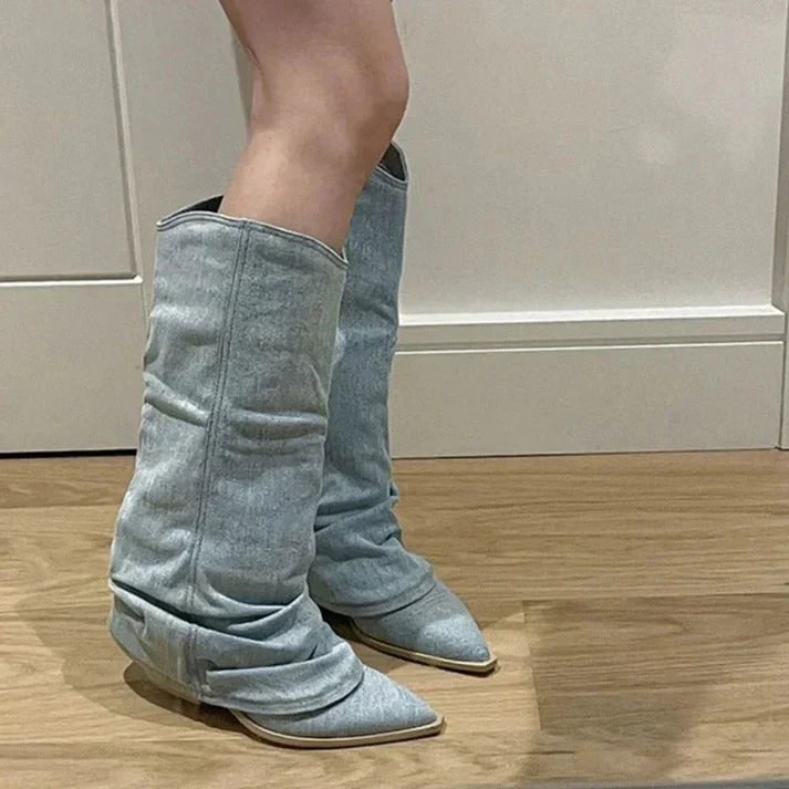 Stivali al ginocchio da donna color tortora slouchy, con punta affusolata e tacco largo basso. Stile western moderno.