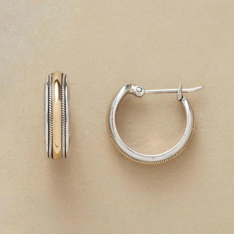 Orecchini huggie da donna bicolore intrecciati, placcati oro e argento, eleganti gioielli a cerchio.
