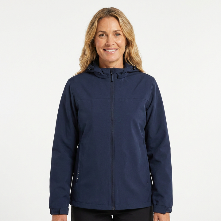 Moda donna: giacca softshell casual-sportiva antipioggia con cappuccio, cerniera e tasche zip.