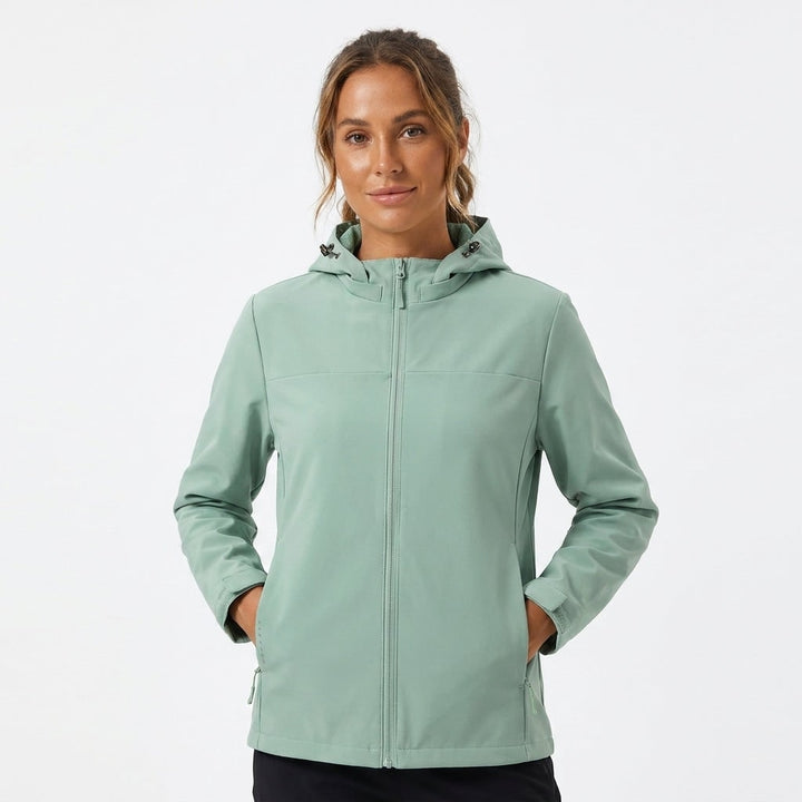 Giacca donna leggera in softshell antipioggia, perfetta per attività outdoor. Con cappuccio e tasche zip.