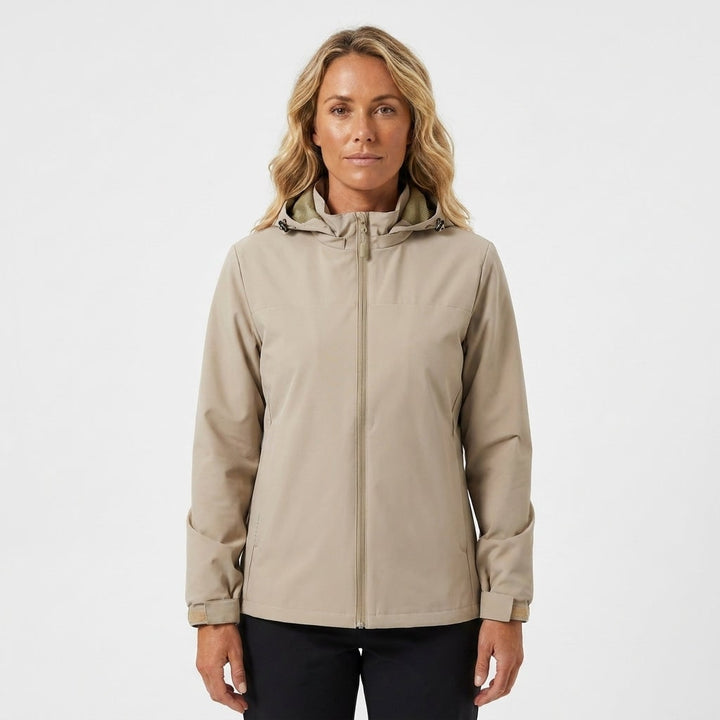Giacca outdoor donna autunnale, softshell antipioggia con cappuccio regolabile e tasche con cerniera.