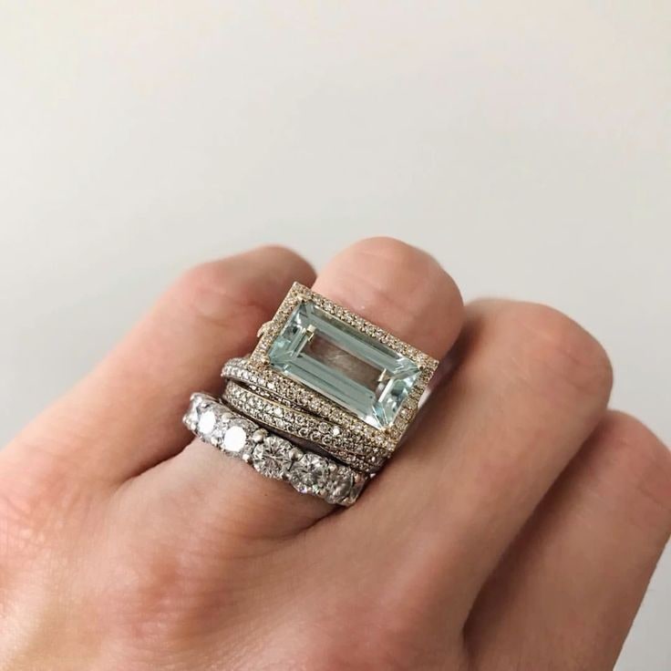 Set di anelli impilabili da donna placcati argento con pietra blu, design elegante e versatile.
