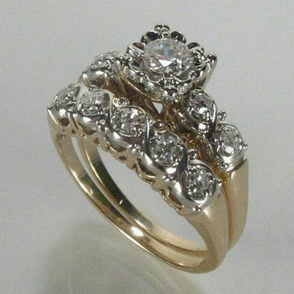 Set anelli nuziali placcati oro da donna, design halo tondo brillante, due pezzi. Perfetto come anello di fidanzamento elegante.