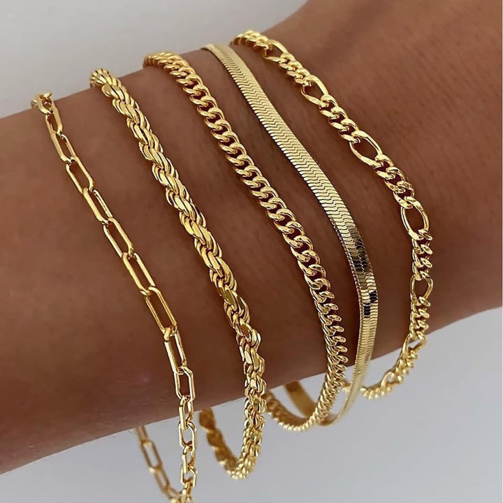 Set di braccialetti a catena da donna impilabili con design a maglie miste, ideale per accessori moda versatili.