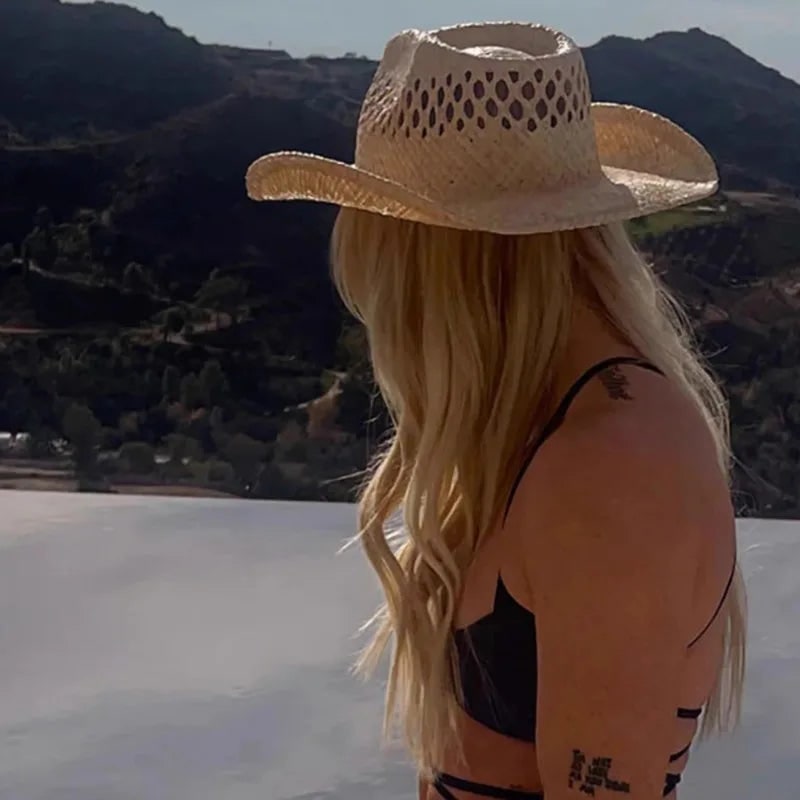 Cappello da spiaggia donna in paglia beige, stile cowboy con tesa larga per sole estivo.