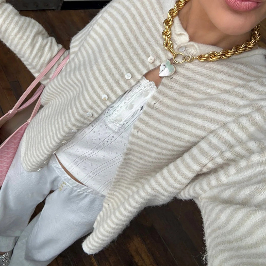 Elegante cardigan a righe da donna, maniche lunghe e collo abbottonato, per comfort e stile.