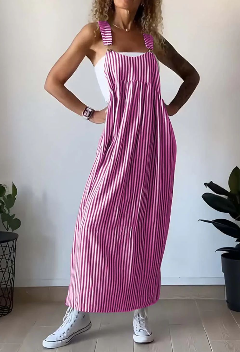 Abito maxi pinafore da donna a righe con spalline larghe, perfetto per look estivi casual o eleganti.