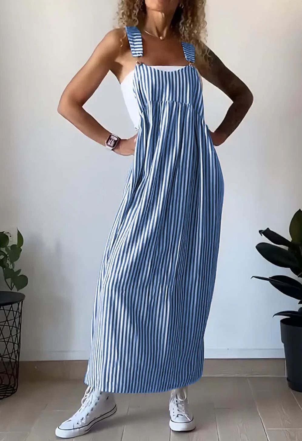 Retro dell'abito maxi pinafore a righe con spalline larghe, design senza maniche per un look fresco.