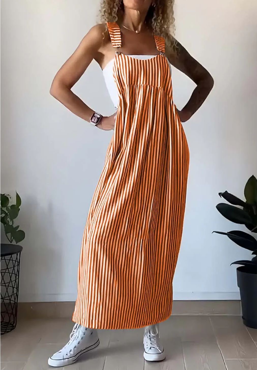 Abito maxi pinafore a righe donna in movimento, tessuto leggero e fluente per estate casual o elegante.