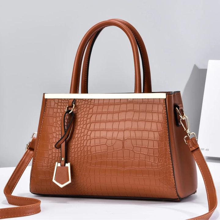Borsa strutturata da donna in pelle effetto coccodrillo, elegante accessorio moda con oro hardware.