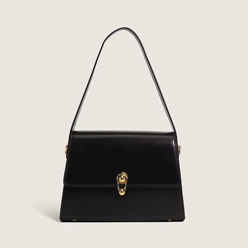 Elegante borsa a tracolla rossa da donna in ecopelle strutturata con cerniera e dettagli hardware oro.