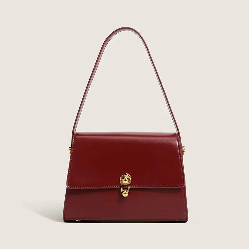 Borsa a tracolla da donna, strutturata ed elegante, in ecopelle con dettagli dorati, per ufficio o viaggio.