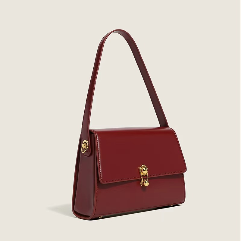 Borsa a tracolla donna in ecopelle nera strutturata con cerniera robusta e raffinati dettagli hardware oro.