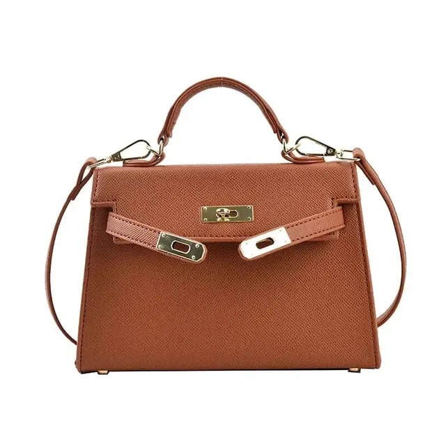 Borsa da donna strutturata con manico superiore e tracolla regolabile. Chiusura a girello dorata, un tocco chic ed elegante.
