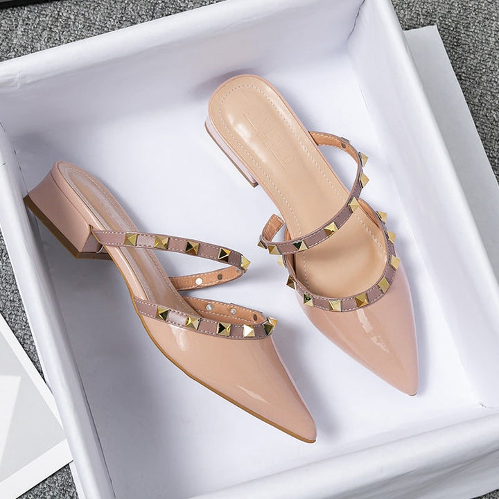 Sabot donna borchiati eleganti con tacco a blocco e punta appuntita. Calzature slip-on comode per moda donna.