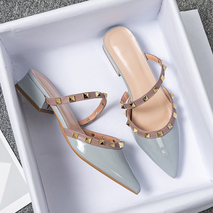 Sabot donna borchiati a punta con tacco a blocco, slip-on. Calzature eleganti e versatili per ogni stile donna.