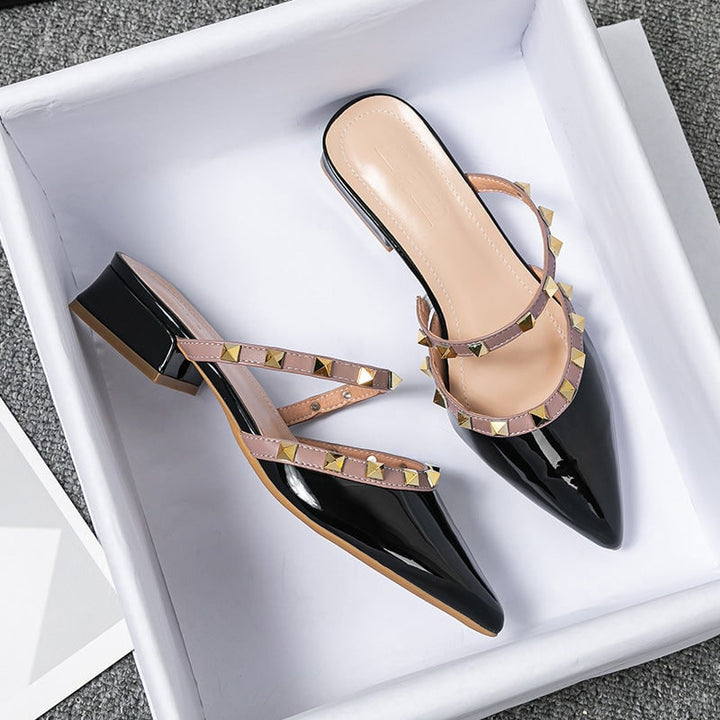 Sabot da donna con design slip-on, borchie, tacco a blocco stabile e punta appuntita. Stile e comfort per calzature donna.